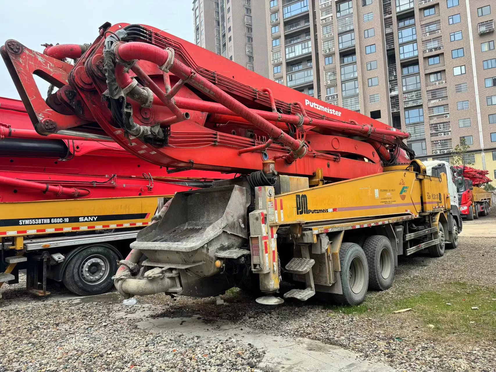 2011 Putzmeister Original Good Quality 49m Truck- mounted Concrete Pump Car on Hino Chassis