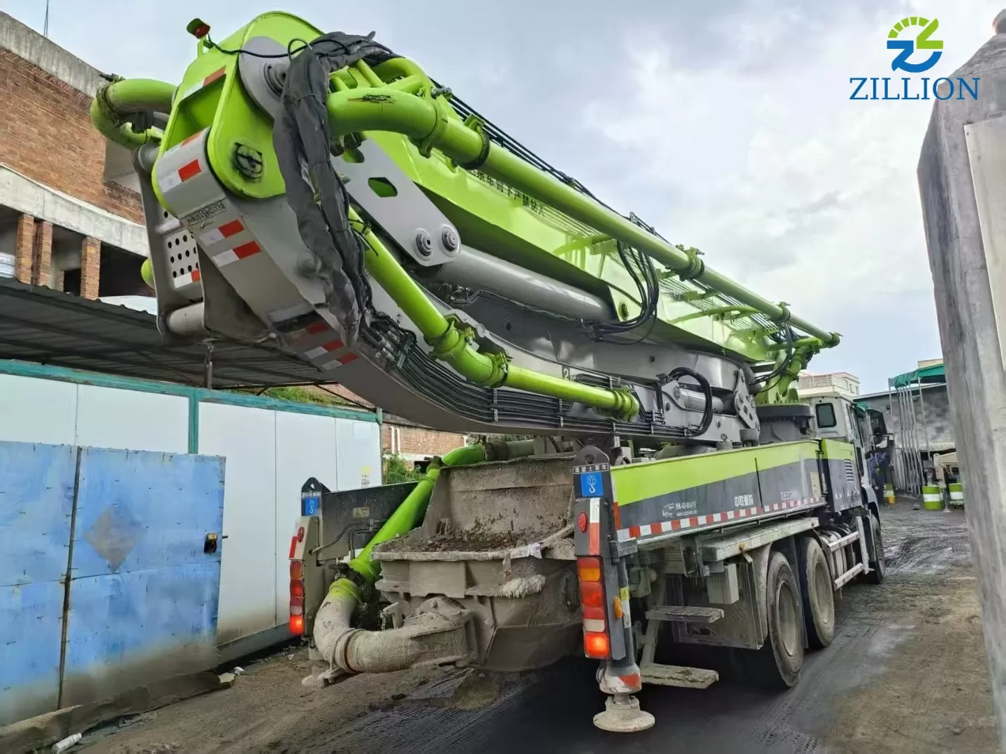 High Quality 2023 Zoomlion Boom Pump 49m Truck- mounted Concrete Pump Car on Sitrak Chassis
