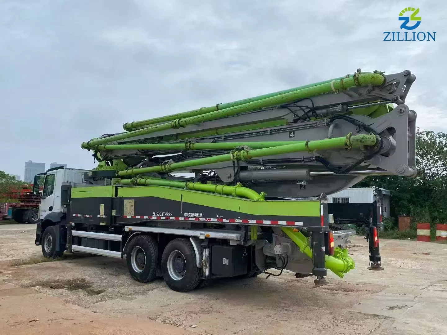 High Quality 2021 Zoomlion Boom Pump 52m Truck- mounted Concrete Pump Car on Mercedes-Benz Chassis