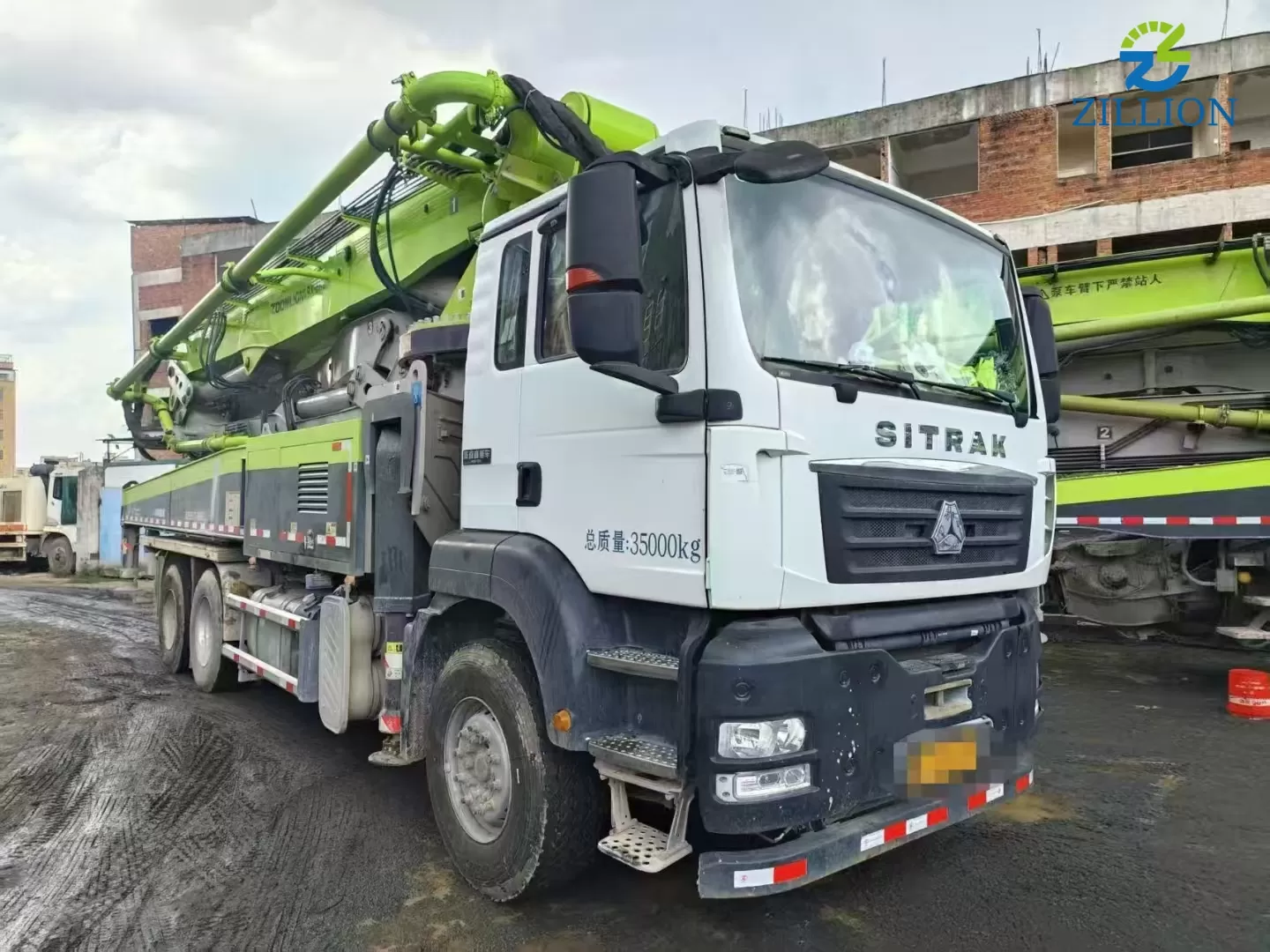 High Quality 2023 Zoomlion Boom Pump 49m Truck- mounted Concrete Pump Car on Sitrak Chassis