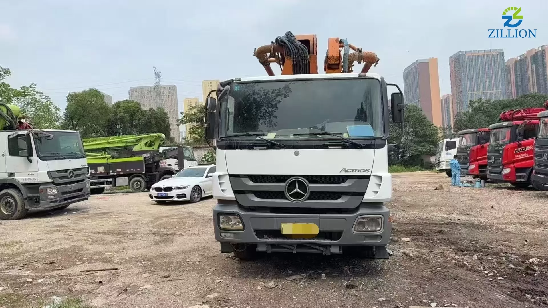 High Quality 2013 Zoomlion Boom Pump 49m Truck- mounted Concrete Pump Car on Mercedes-Benz Chassis