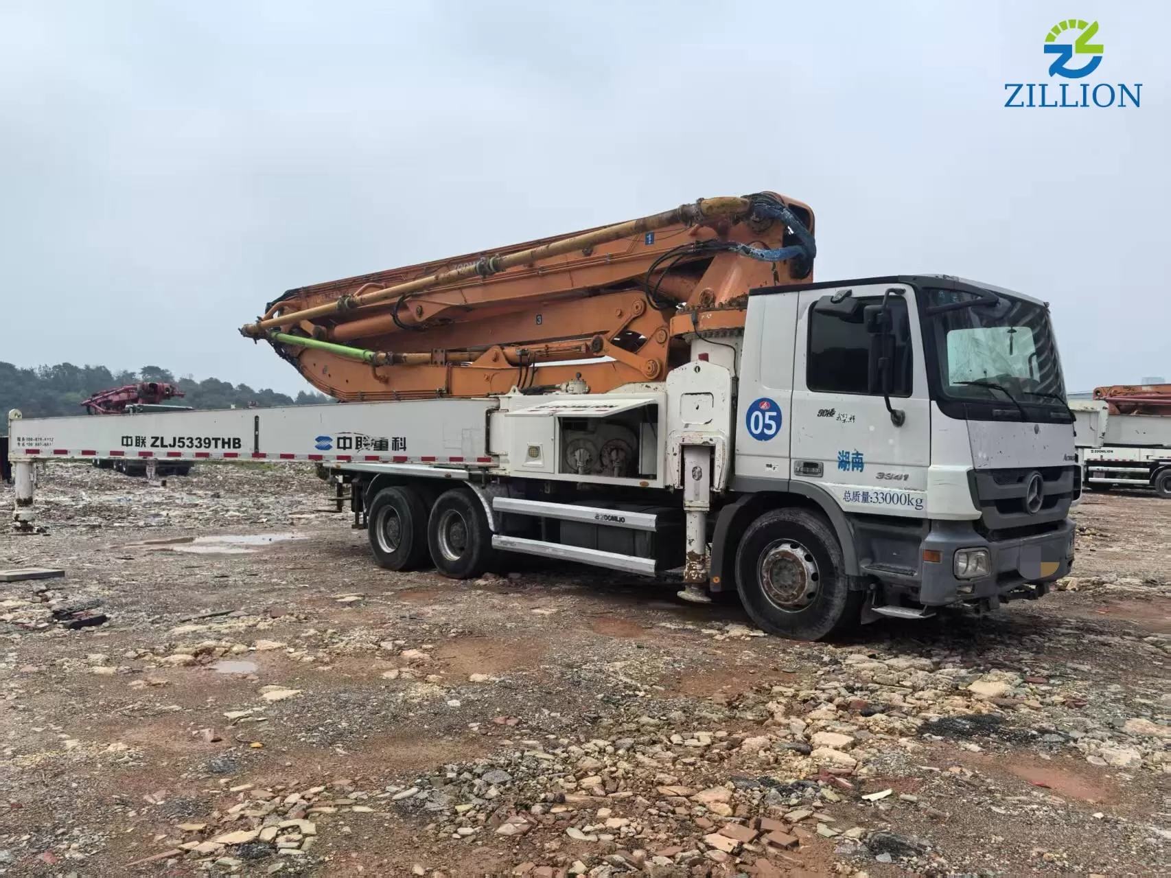 High Quality 2013 Zoomlion Boom Pump 47m Truck- mounted Concrete Pump Car on Mercedes-Benz Chassis
