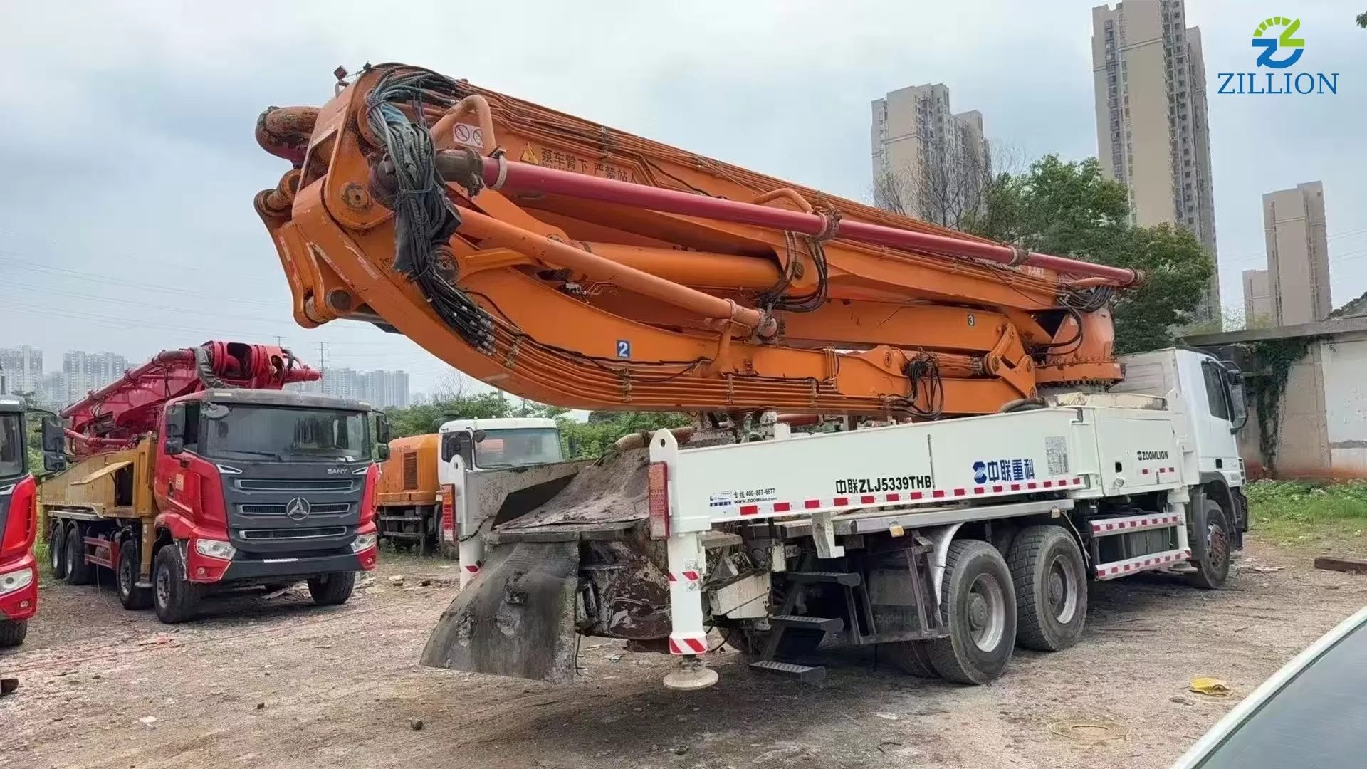 High Quality 2013 Zoomlion Boom Pump 49m Truck- mounted Concrete Pump Car on Mercedes-Benz Chassis