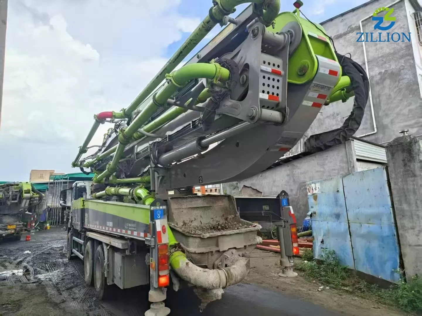 High Quality 2023 Zoomlion Boom Pump 49m Truck- mounted Concrete Pump Car on Sitrak Chassis