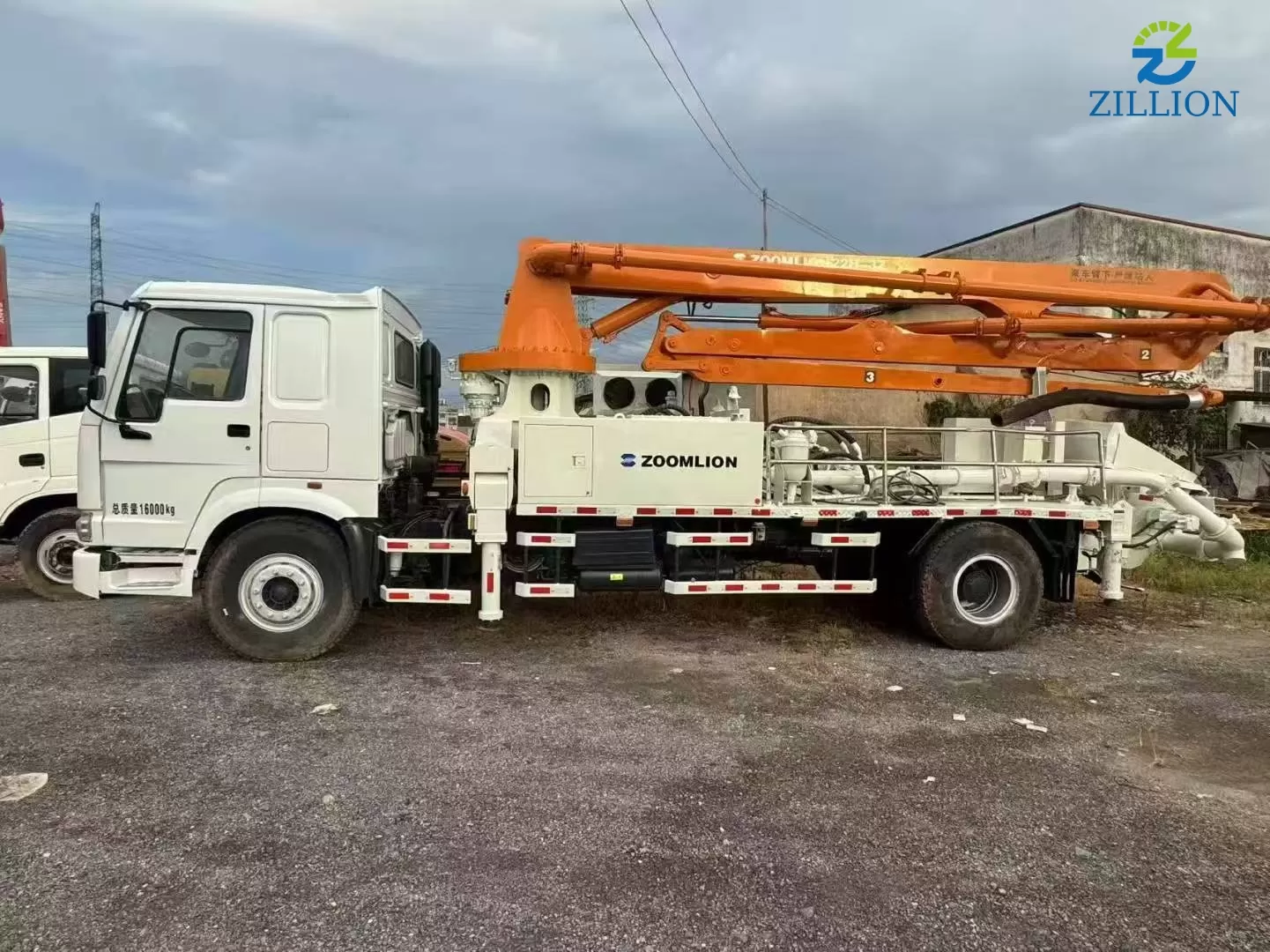 High Quality 2011 Zoomlion Boom Pump 22m Truck- mounted Concrete Pump Car on HOWO Chassis