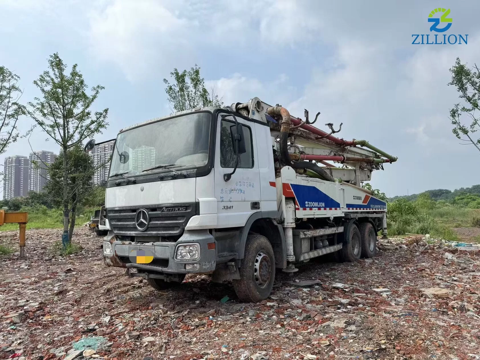 High Quality 2010 Zoomlion Boom Pump 38m Truck- mounted Concrete Pump Car on Mercedes-Benz Chassis