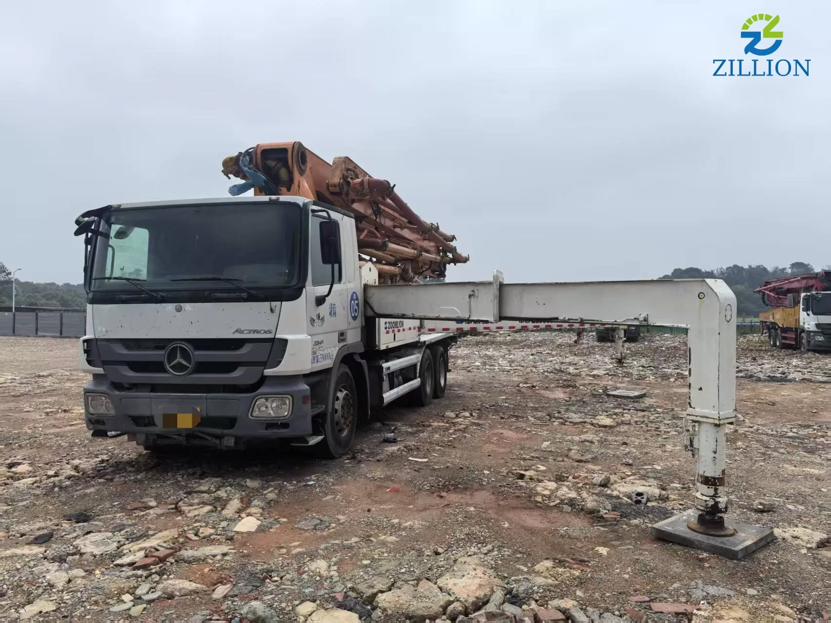 High Quality 2013 Zoomlion Boom Pump 47m Truck- mounted Concrete Pump Car on Mercedes-Benz Chassis