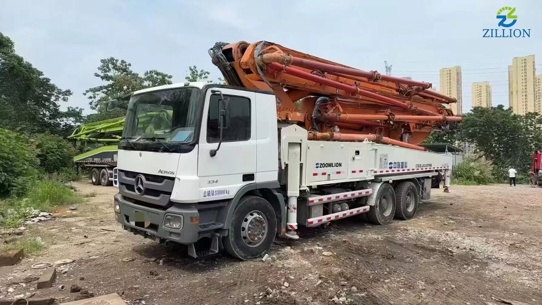 High Quality 2013 Zoomlion Boom Pump 49m Truck- mounted Concrete Pump Car on Mercedes-Benz Chassis