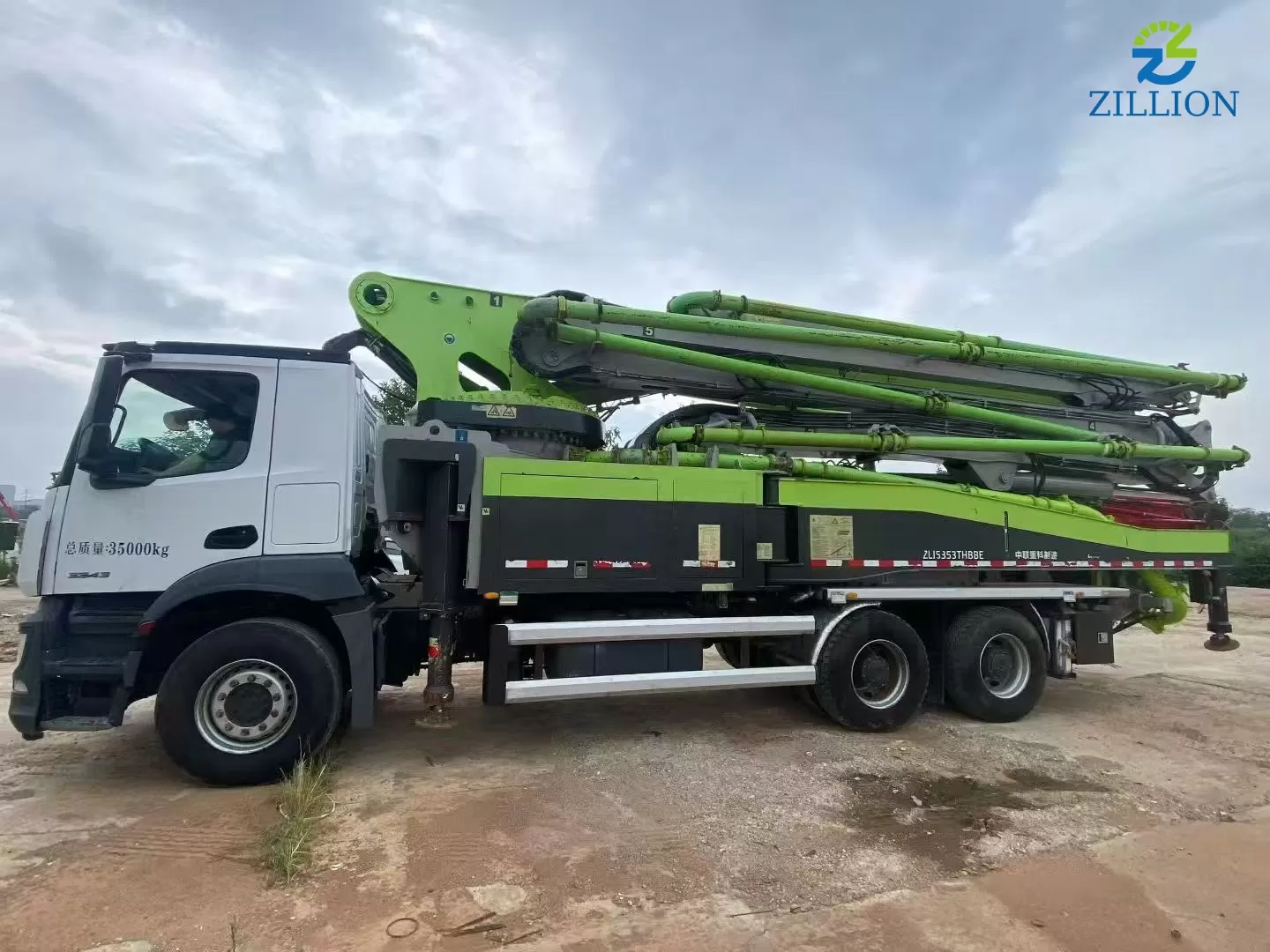 High Quality 2021 Zoomlion Boom Pump 52m Truck- mounted Concrete Pump Car on Mercedes-Benz Chassis