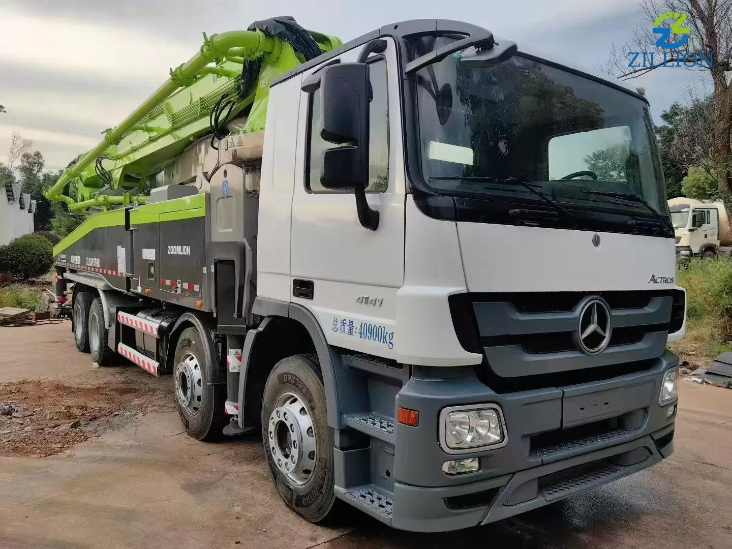 2014 Zoomlion 52m Truck-Mounted Concrete Pump Truck with Mercedes-Benz Chassis