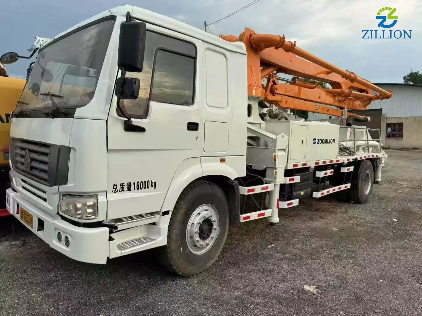 High Quality 2011 Zoomlion Boom Pump 22m Truck- mounted Concrete Pump Car on HOWO Chassis
