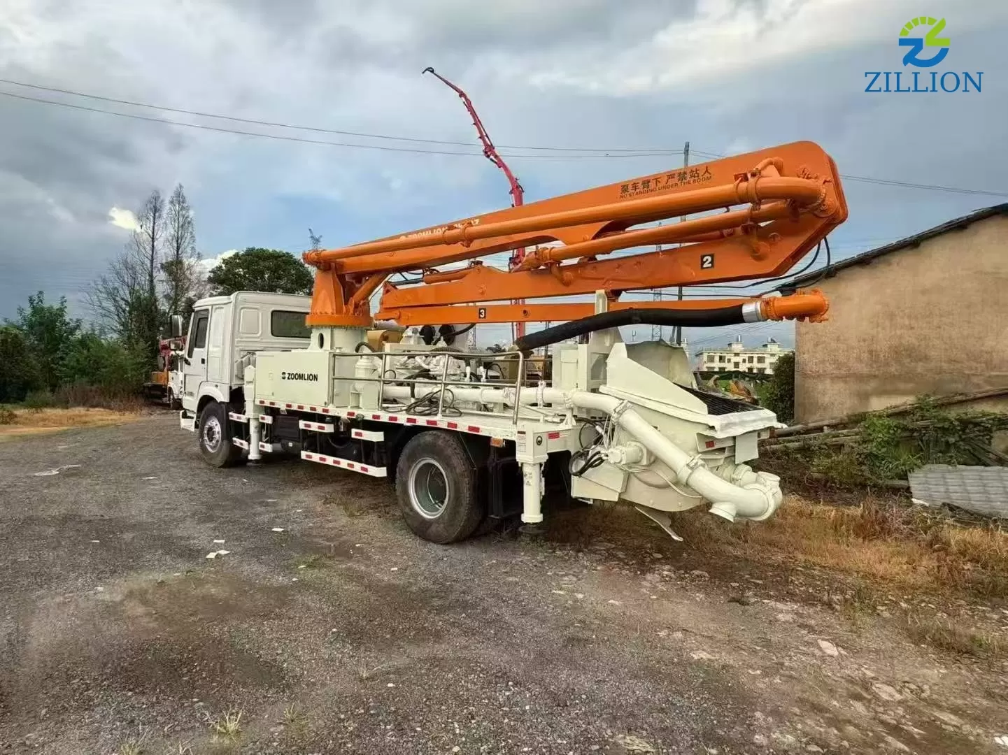 High Quality 2011 Zoomlion Boom Pump 22m Truck- mounted Concrete Pump Car on HOWO Chassis